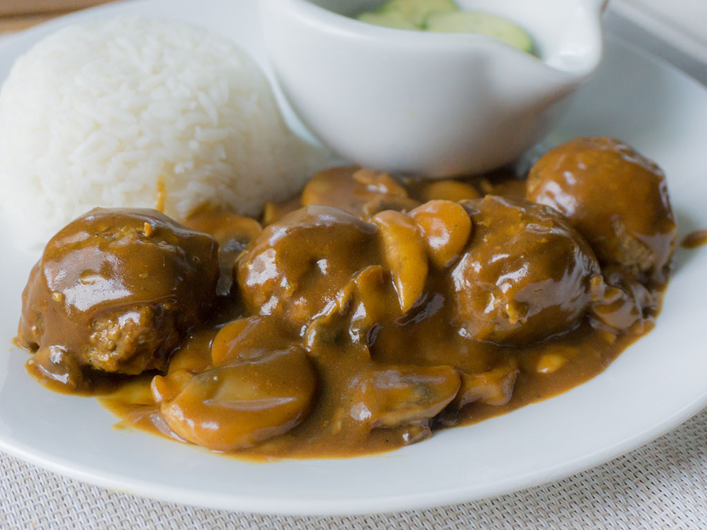 Gardein meatballs in Japanese curry with rice and sunomono
