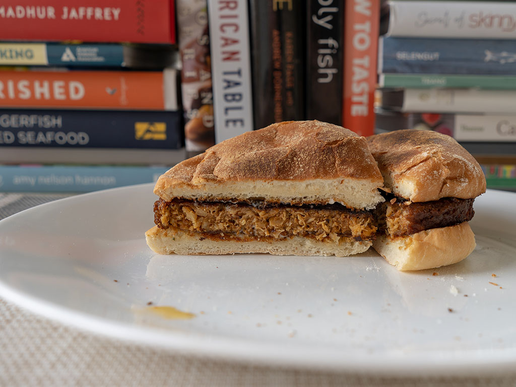 365 Plant Based Smoky And Spicy Burgers cooked cross section