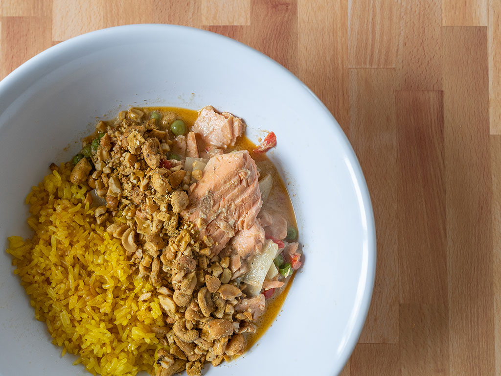 Thai yellow curry with salmon and cashews